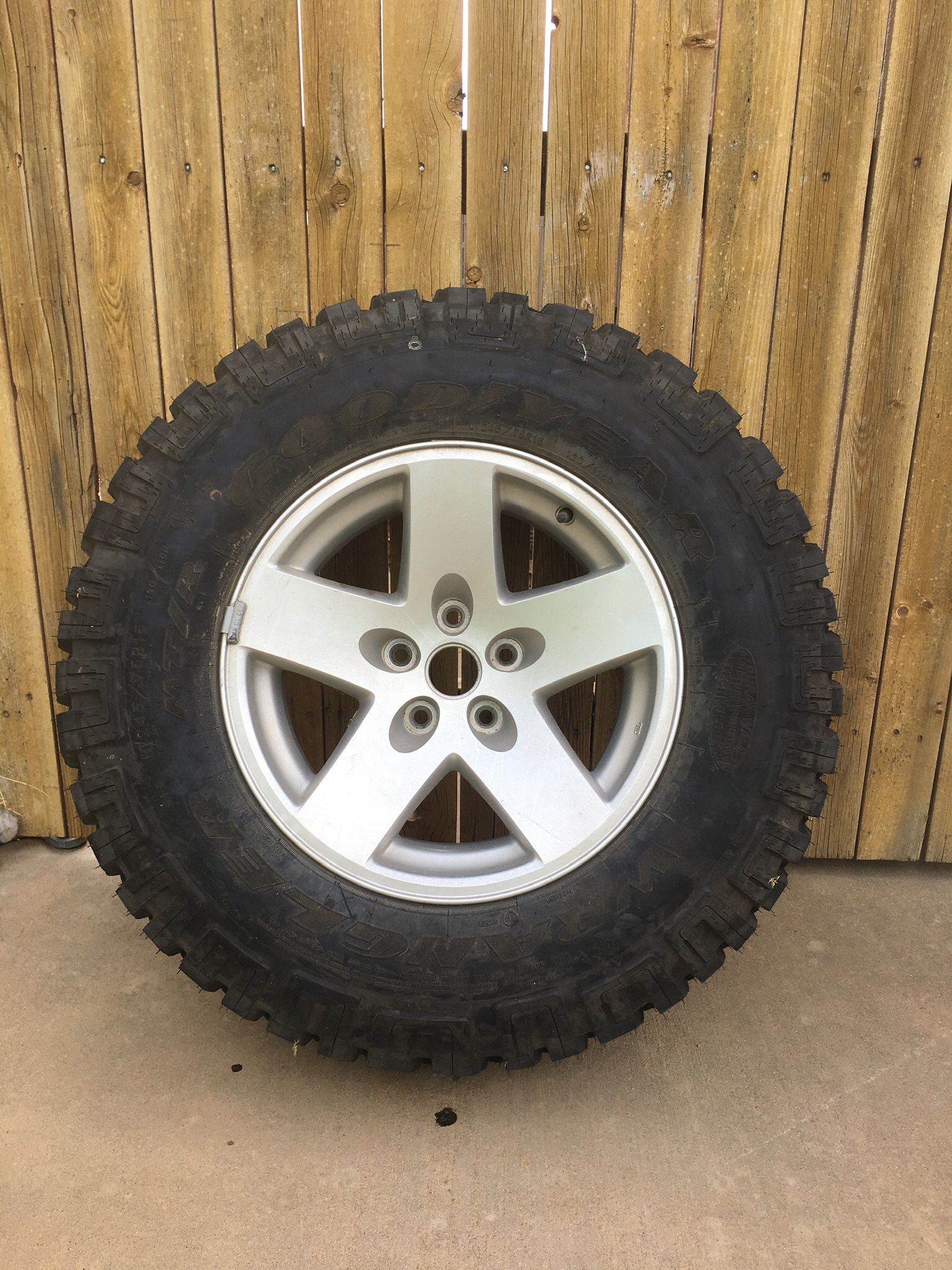 Jeep Wheel & Tire 245/75/16