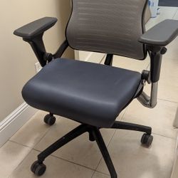Techni Mobili Mid-Back Mesh Task Office Chair 