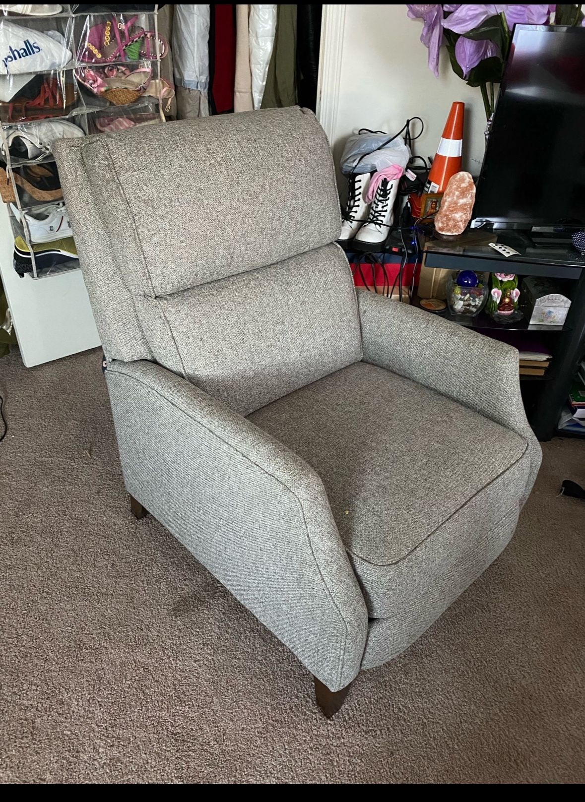 Reclinable Light Grey Chair. 