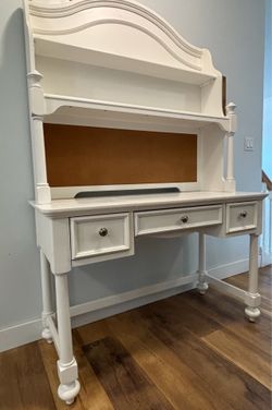 White Desk and Hutch