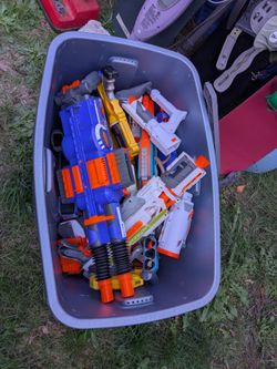 Container of assorted nerf guns all work