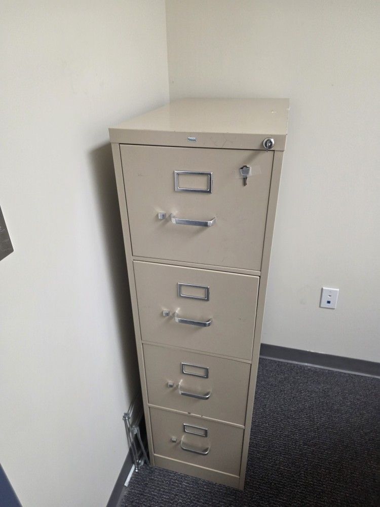 Metal Cabinet W/ 2 Keys.. π₯π₯π₯