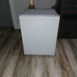 Sanyo Mini Fridge 