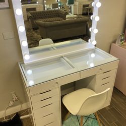 Perfect Makeup Vanity Mirror Set!