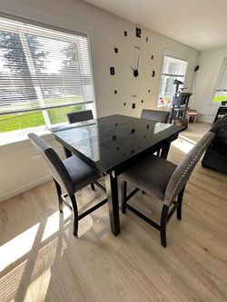 dining room set in good condition