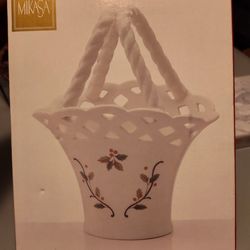 Mikasa Holiday Lace Basket w/ Handle
