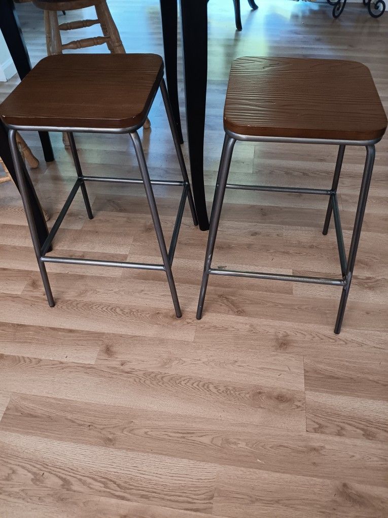 2 Metal Legs Stools Resin Top
