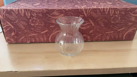 8 VINTAGE GLASS BUD/FLOWER VASES IN DECORATIVE BOX