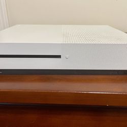Xbox One S With 3 Games, 2 Controllers And Wireless Charger