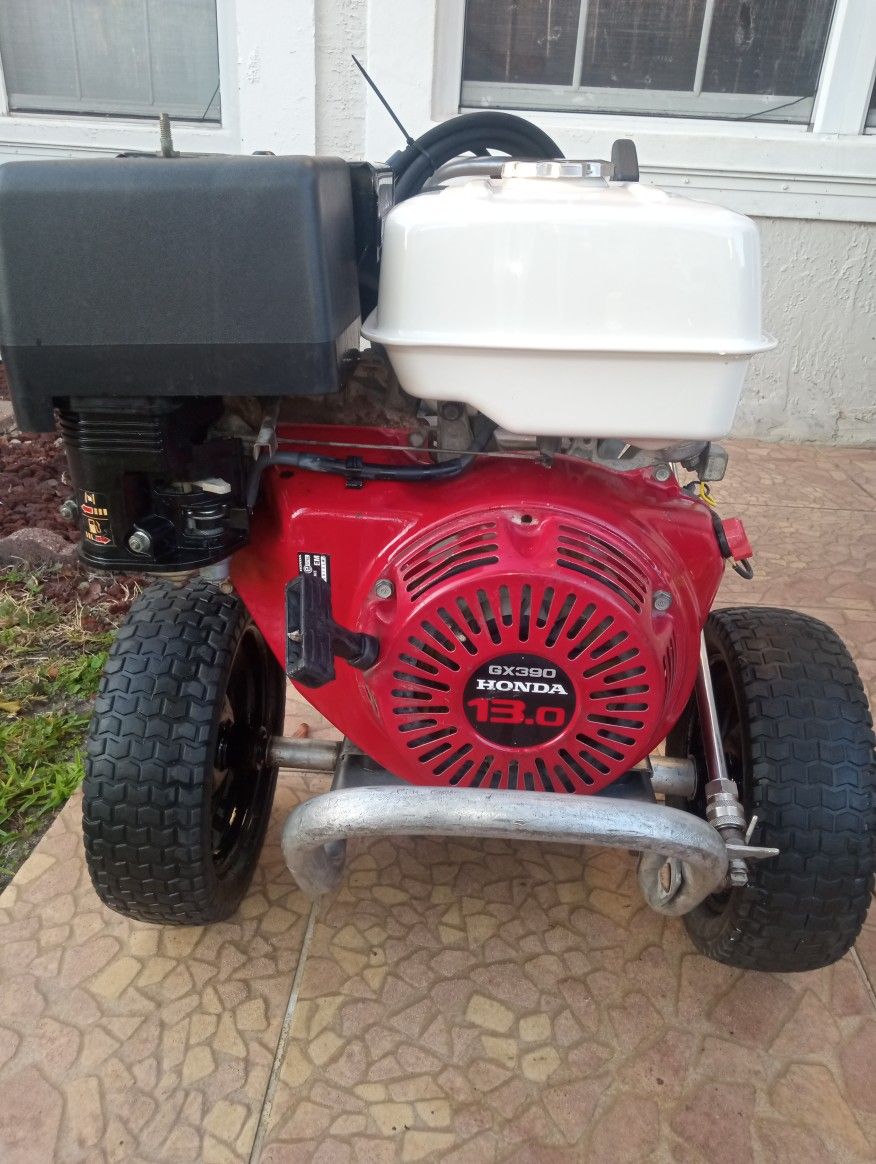 PRESSURE WASHER POWERED BY HONDA GX390 ENGINE WITH AR PUMP RRV4G40: 4000 PSI @ 4 GPM 