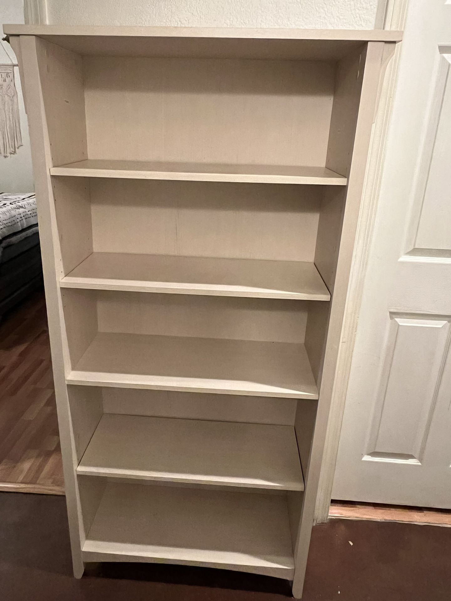 Like New 5 Shelf Bookcase 32W x 13D x 63H