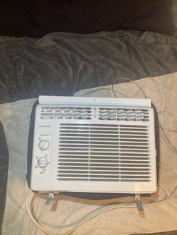 AC unit Frigidaire 5,000 BTU Barely Used