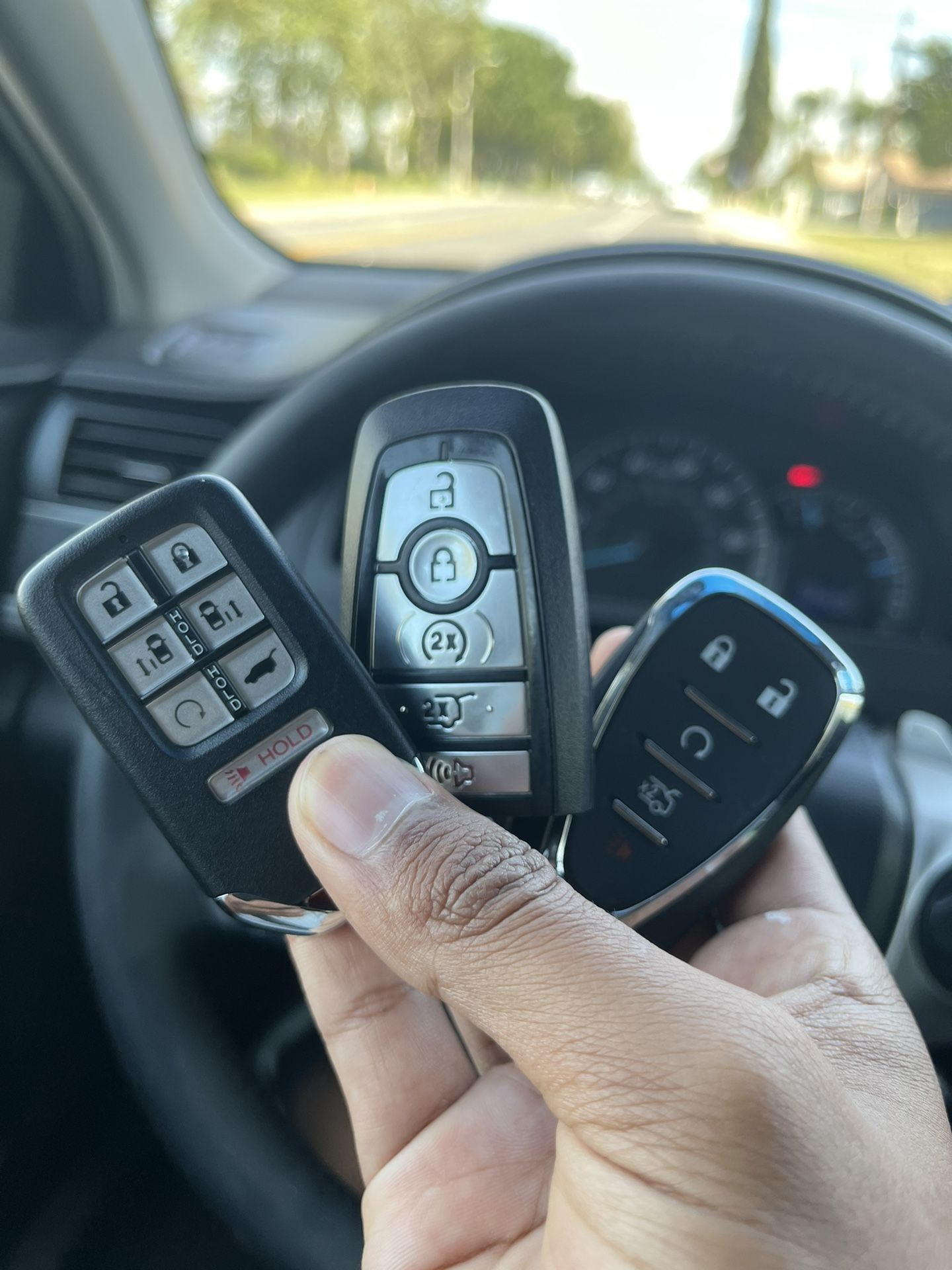Car keys \\ llaves de carros