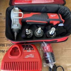 Milwaukee M12 12-Volt Lithium-lon CordlessProPEX Expansion Tool Kit with 2.0  Battery (3) Expansion Heads