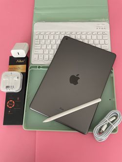 Apple IPad 8th Generation (10.2” Retina /Latest iOS 26/ 2020 model) 32GB with stylus pen, keyboard & Accessories