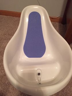 Infant bath tub.. Fits in most kitchen sinks. Great for first few months.