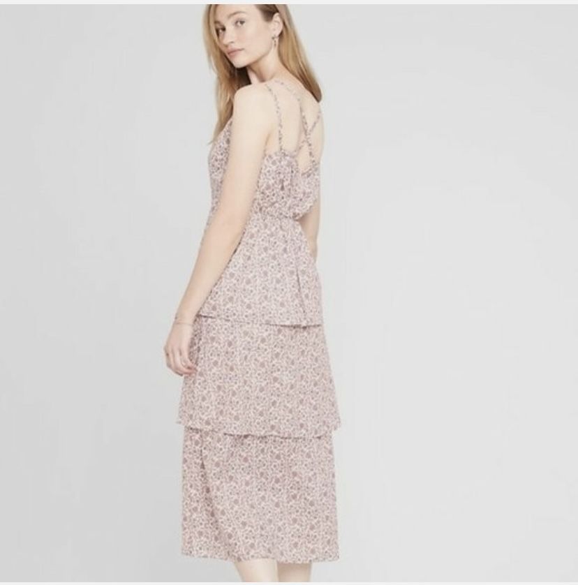 Brand New Woman’s Banana Republic brand Pink Floral Boehme Tiered Midi Dress Up For Sale