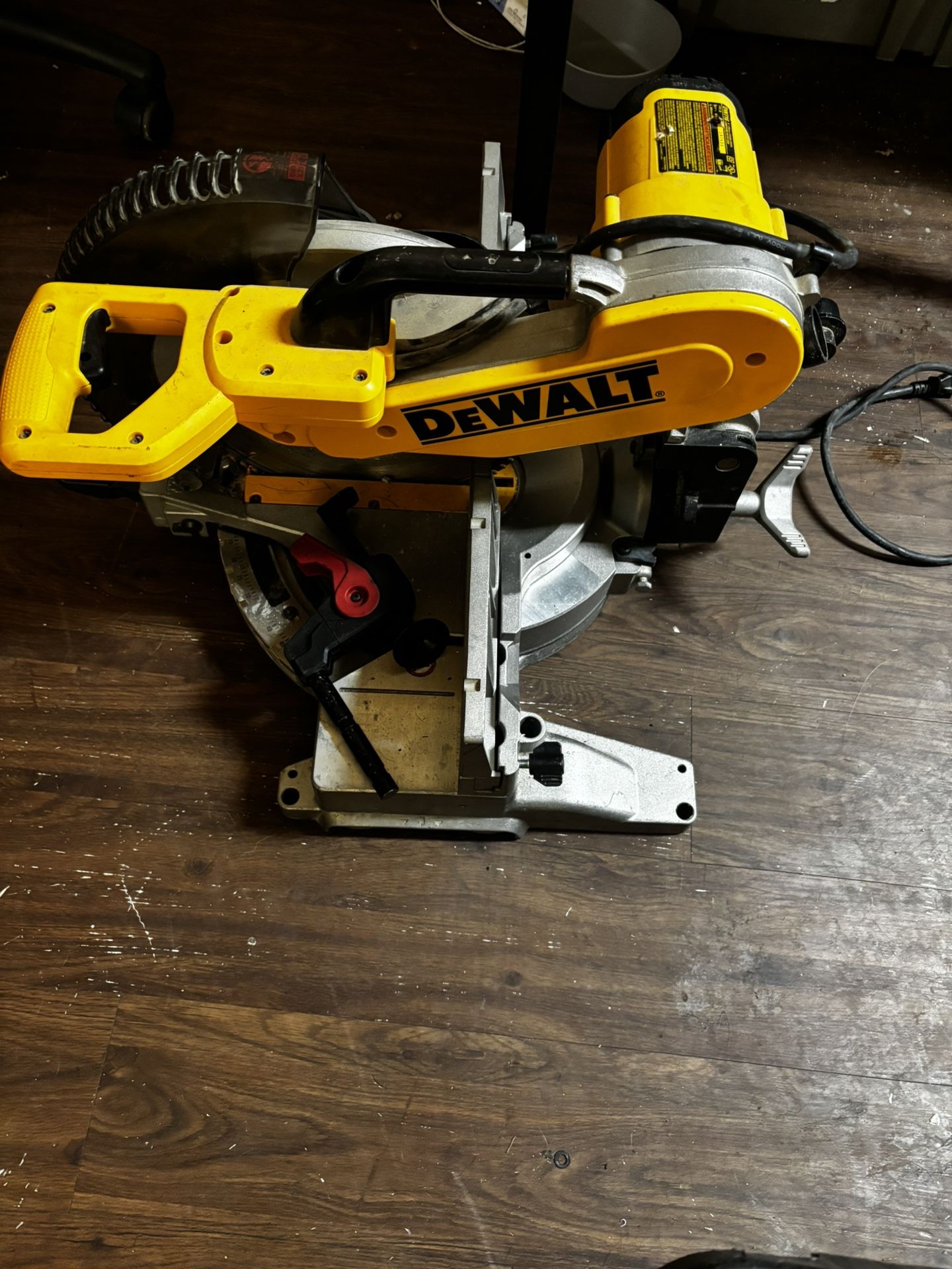 DeWalt DW716 12 Inch Double-bevel Compound Miter Saw