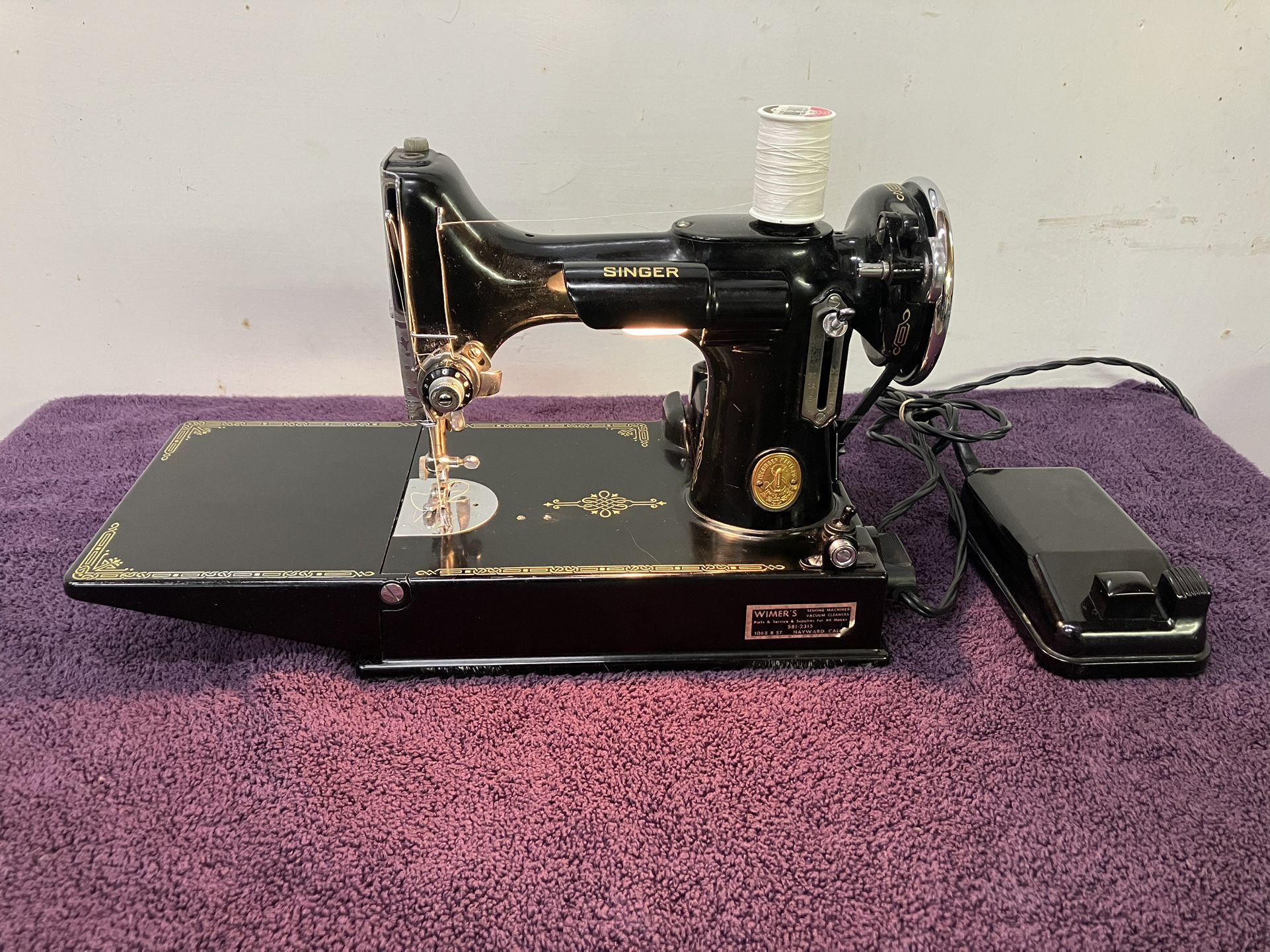 VINTAGE Singer Model 221 "Featherweight" Portable Sewing Machine!