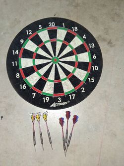 Accudart Bristle Dartboard with 6 Darts