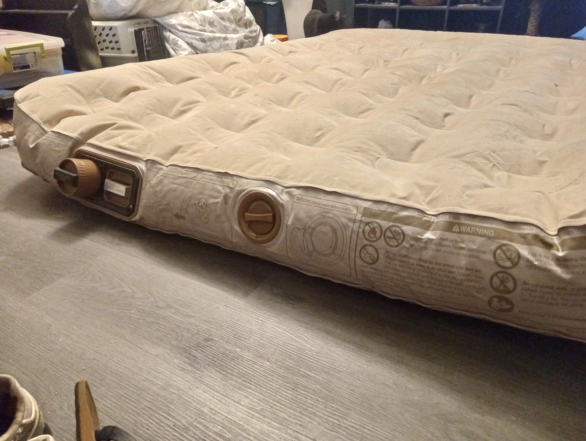 8" EZ Queen Blow Up Air Bed Mattress Inflatable Portable Camping Queen Internal Pump - Like New


