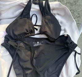 Black bikini