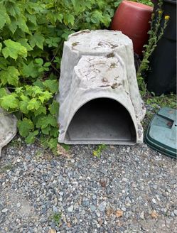 Outdoor Pet Shelter / Animal Den Hide