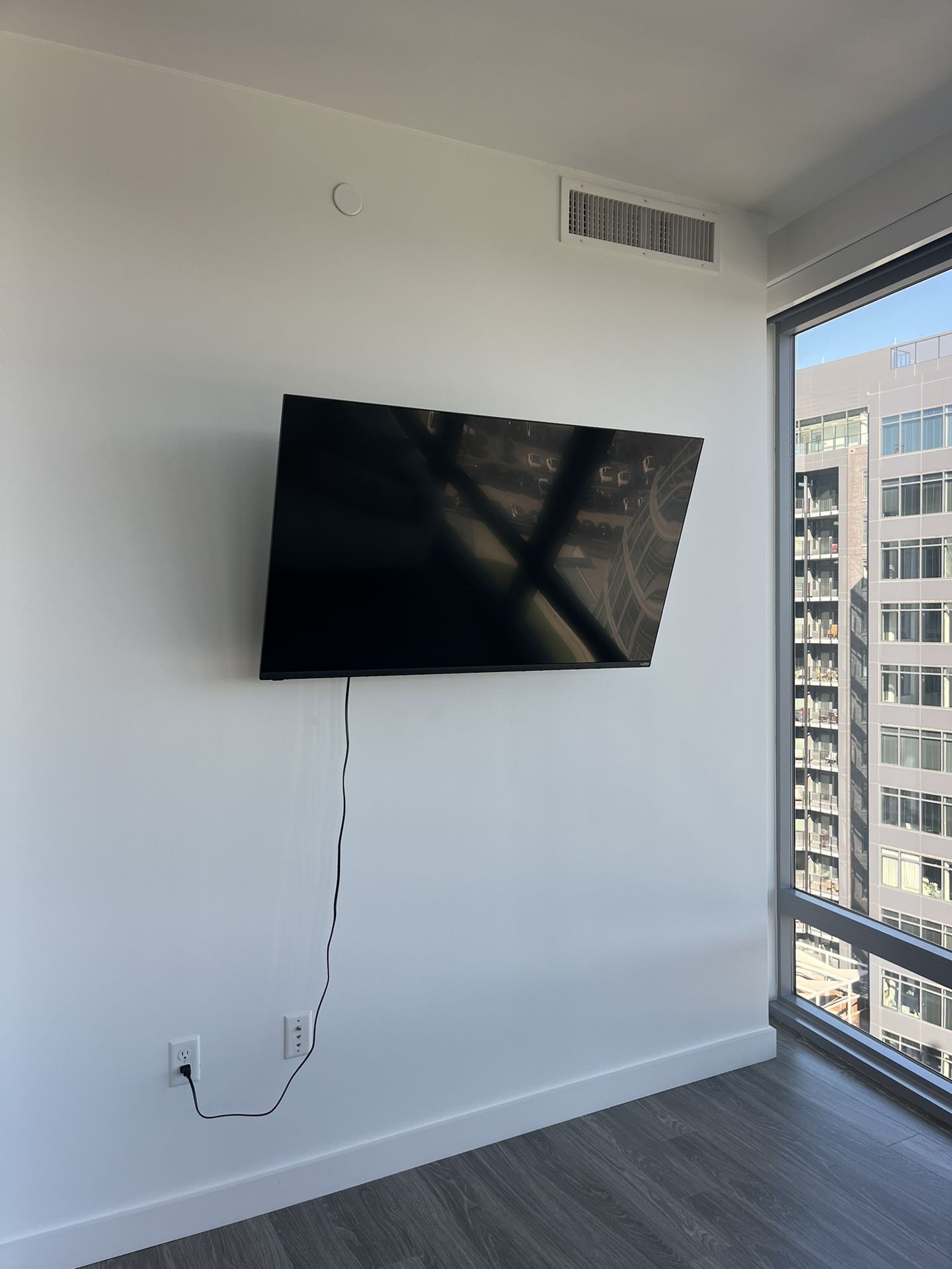 TELEVISION WITH MOUNT