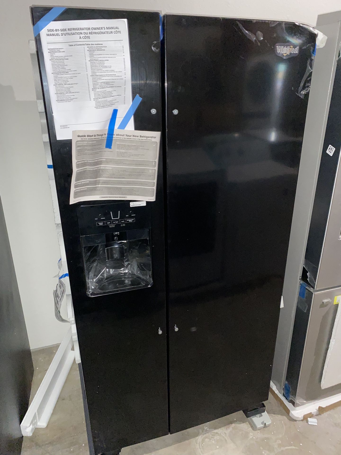 Whirlpool 21.4-cu ft Side-by-Side Refrigerator with Ice Maker (black)