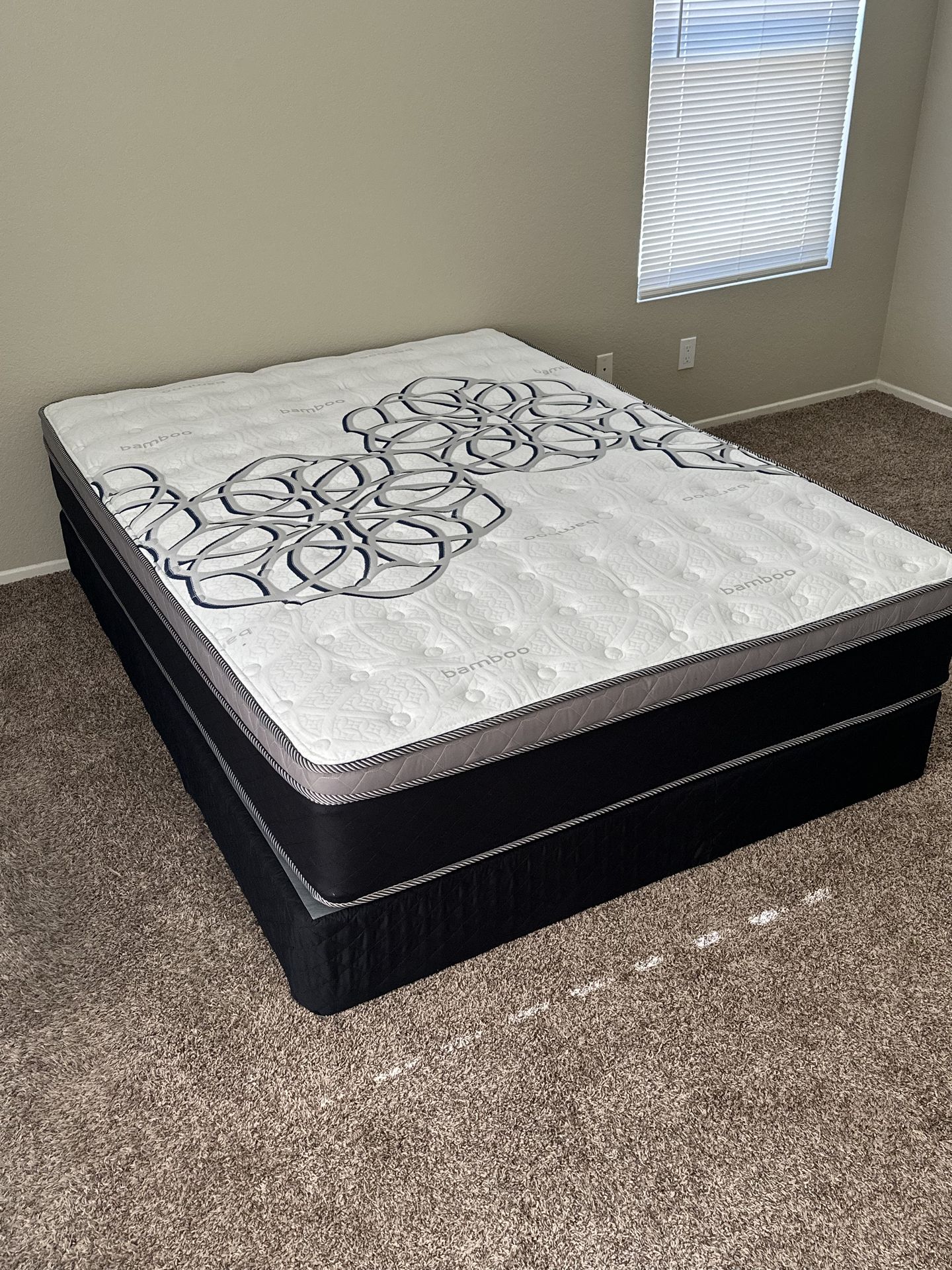 Queen Size Mattress Pillow Top 12" new Mattressin a plastic sealed