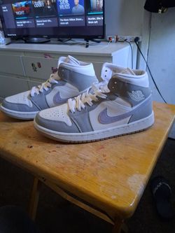Nike Jordan's white and Gray. Size 8 1/2