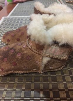 Ugg boots for baby size 4(medium)