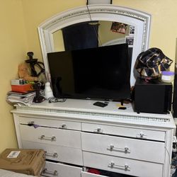 White And Silver Diamond Dresser With Mirror 