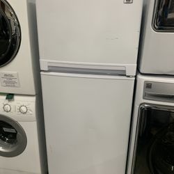 MEDIUM REFRIGERATOR 
