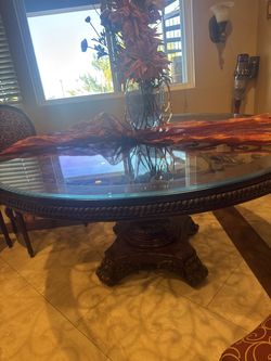 Round dining table fits 8 chairs