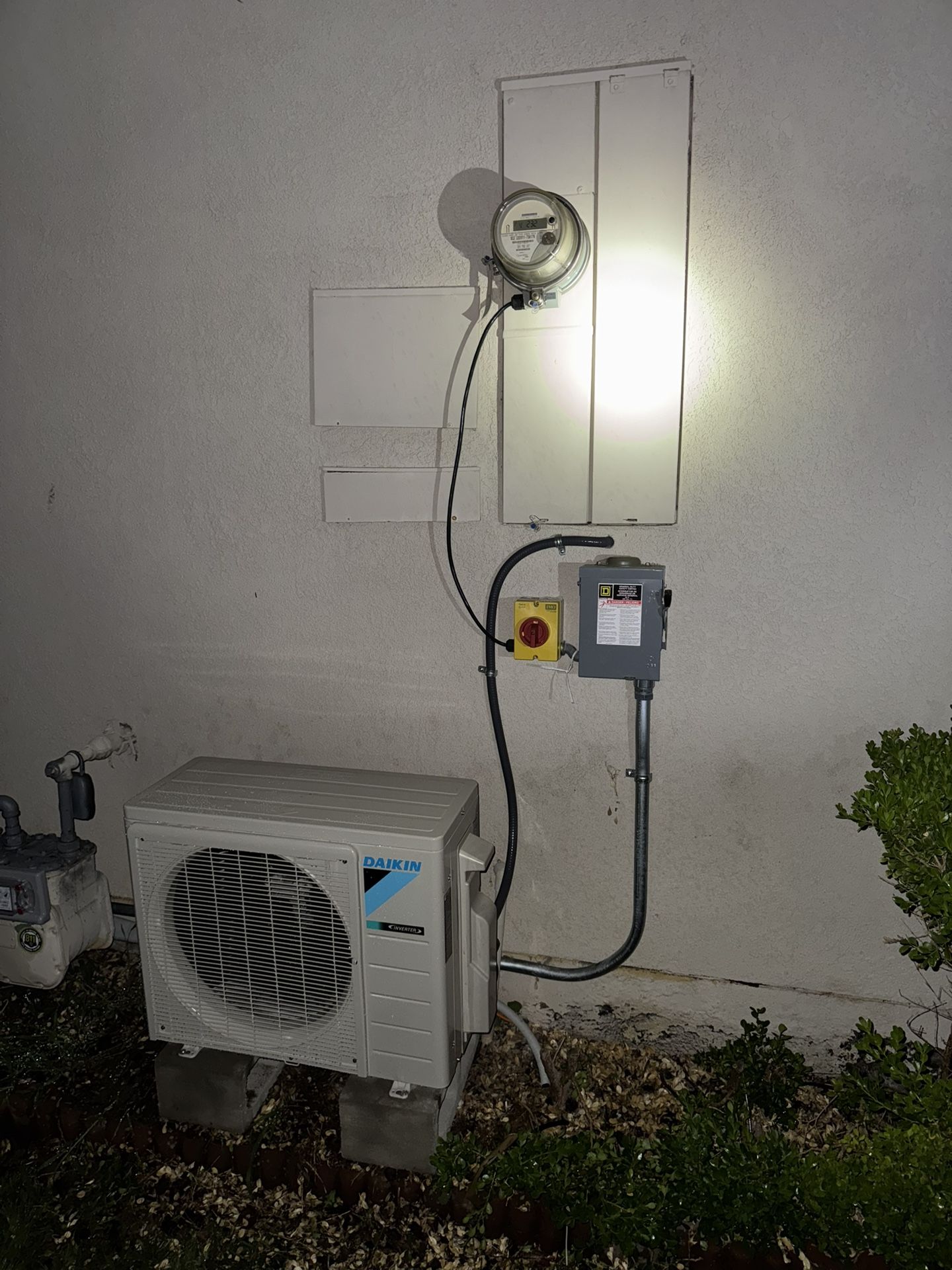 FREE INSTALLATION 1 Ton Daikin Mini‑Split AC