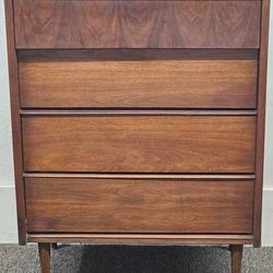 Mid Century Modern Chest of Drawers

