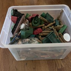 Large Lot Of Lincoln Logs And Army Men