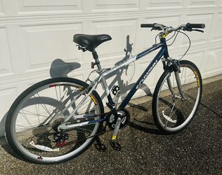 SCHWINN Men’s Trailway Hybrid Aluminum Bike- Shimano 21 Speed & under-seat Bike Bag