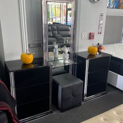 Gorgeous Lacquer Vanity Available In White 