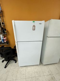 Whirlpool white top freezer refrigerator in great working condition comes with warranty