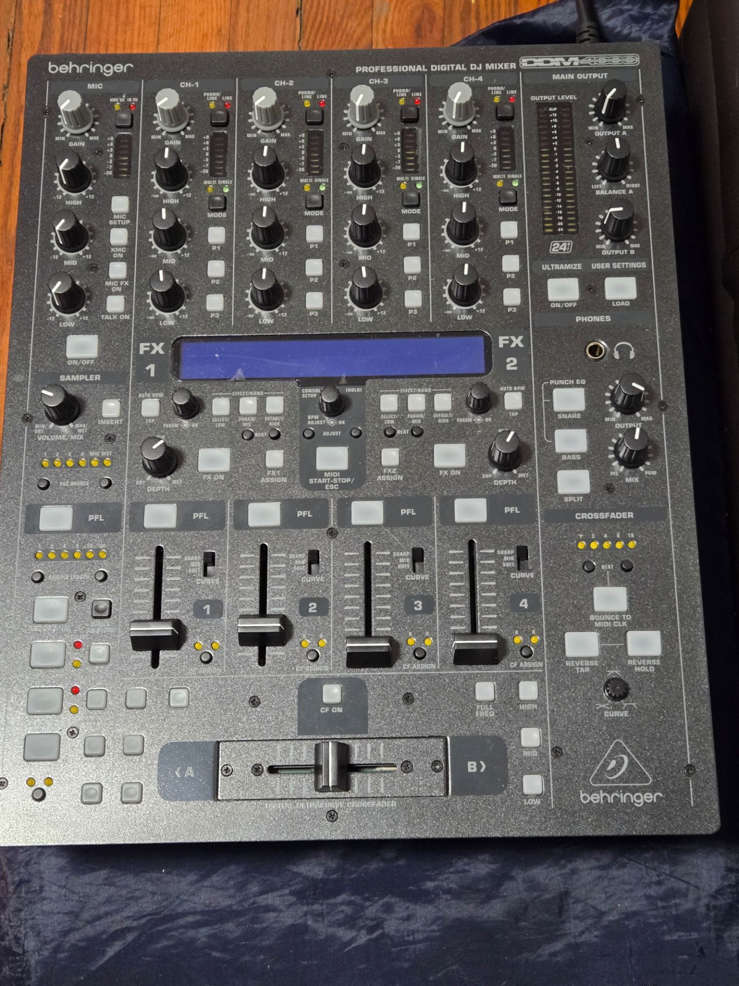 Behringer digital pro mixer DDM4000 Ultimate 5-channel digital DJ Mixer