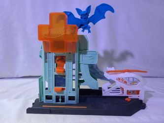 Hot Wheels  Bat Blitz Hospital Attack (GJK90)