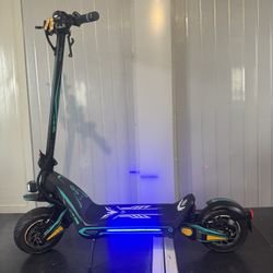 Dual-motor dual-battery high-speed electric scooter