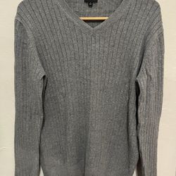 Uniqlo Women’s V-neck grey sweater 