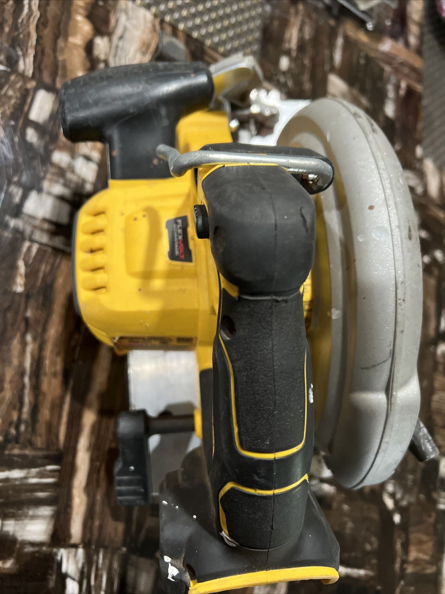 (MA3) DeWALT 20V Max 7 1/4 in. DCS573 Brushless Circular Saw FLEXVOLT Tool Only
