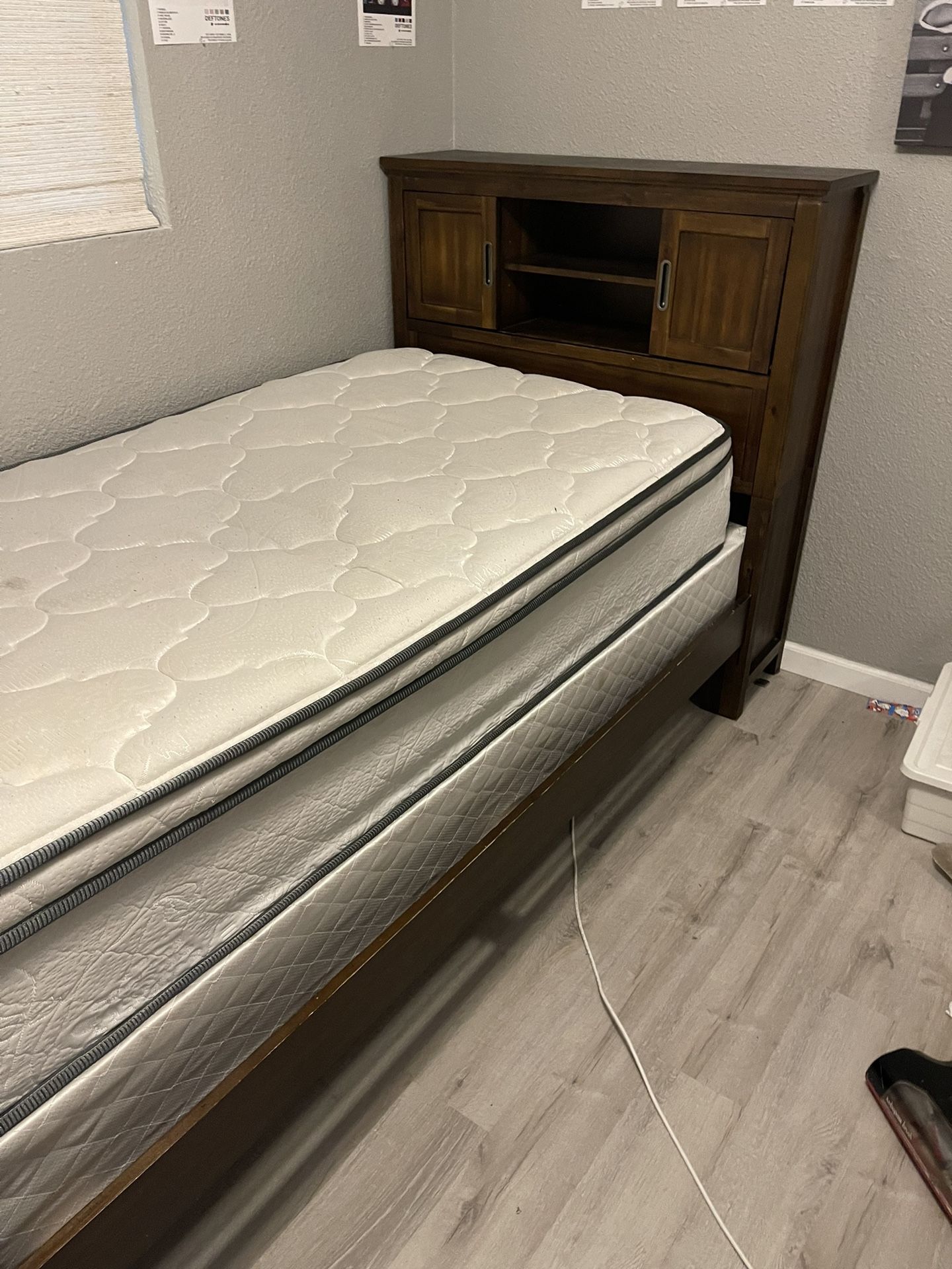 Twin Size Bed 🛌 W/ Mattress And Box Spring