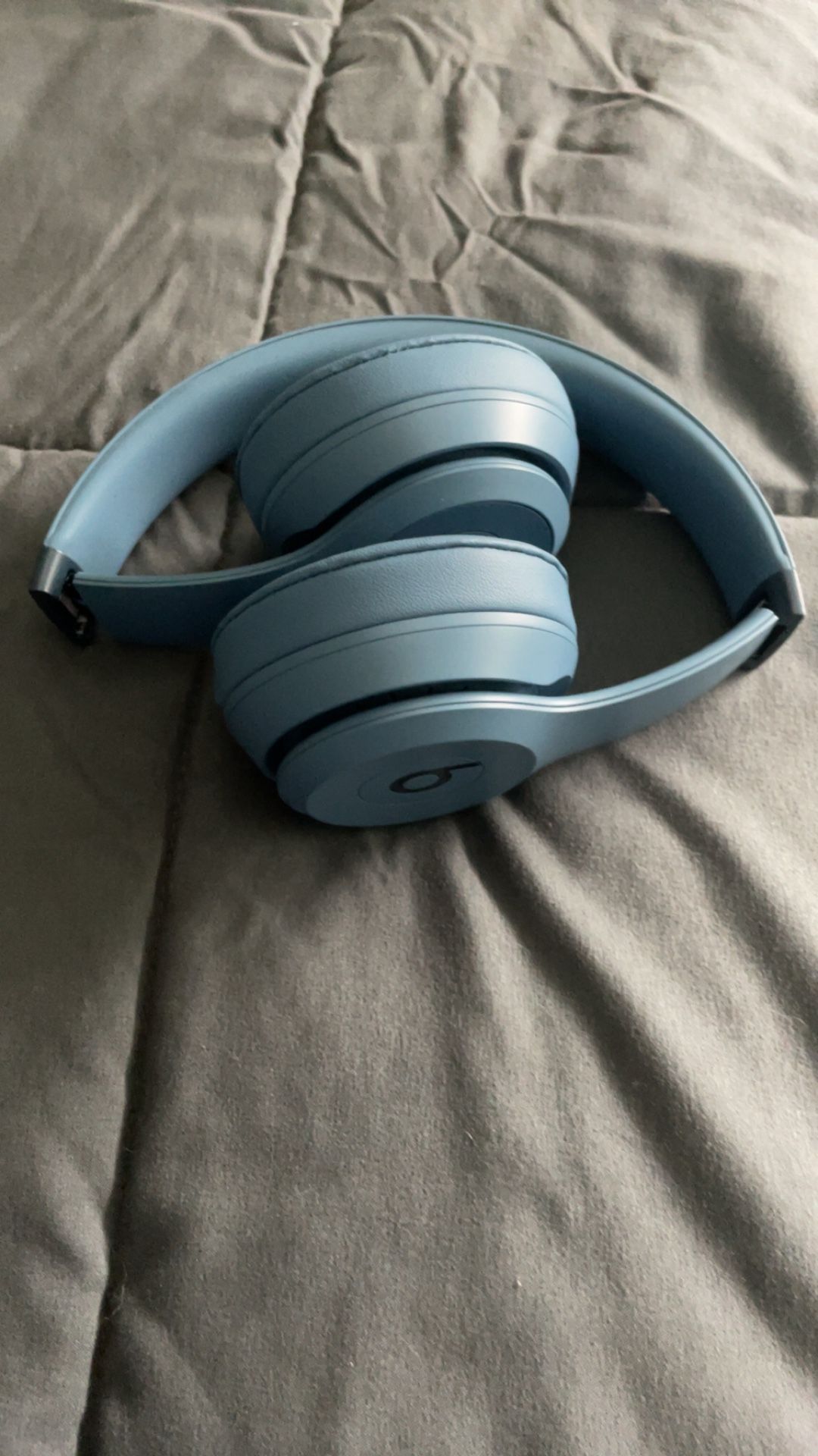 Beats Solo 4 & Case (BRAND NEW)