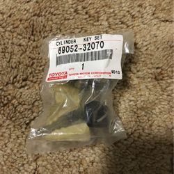 Lock Cylinder - Toyota (69052-32070)