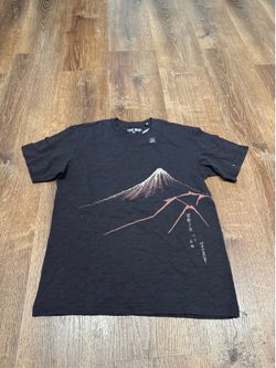 UNIQLO black cotton T-shirt with a unique design size small